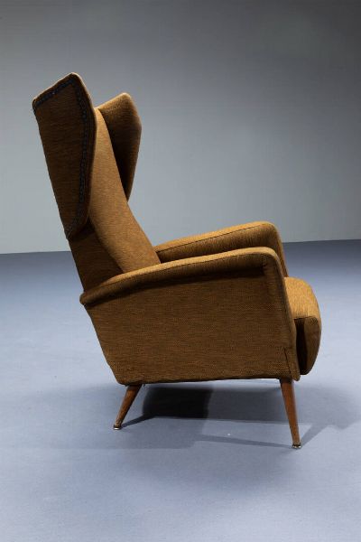 GIO PONTI Milano 1891 - 1979 : Poltrona con imbottitura rivestita in tessuto  gambe in legno con terminali in metallo. Prod. Cassina realizzato per l'Hotel Royal di Napoli anni '50 cm 100x70x65  - Asta Design - Associazione Nazionale - Case d'Asta italiane