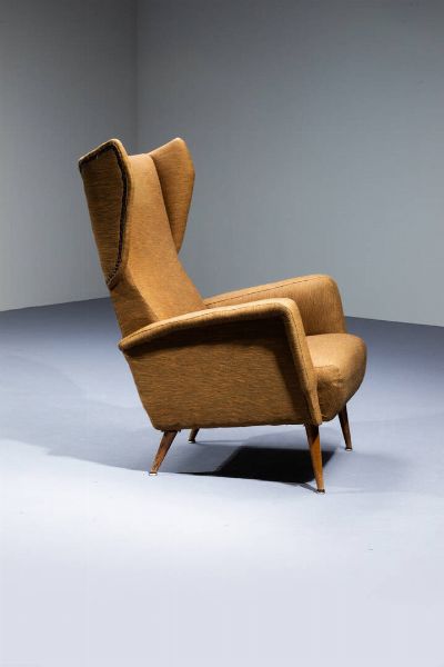 GIO PONTI Milano 1891 - 1979 : Poltrona con imbottitura rivestita in tessuto  gambe in legno con terminali in metallo. Prod. Cassina realizzato per l'Hotel Royal di Napoli anni '50 cm 100x70x65  - Asta Design - Associazione Nazionale - Case d'Asta italiane
