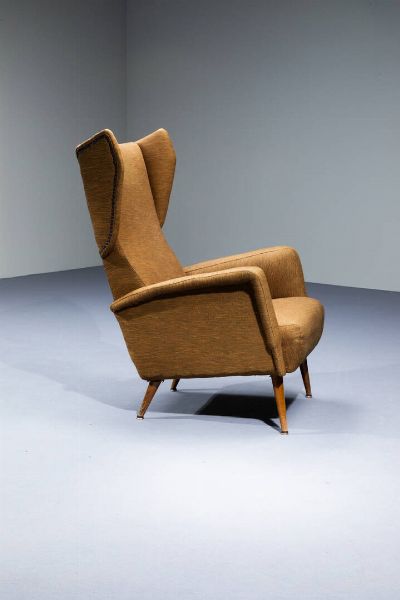 GIO PONTI Milano 1891 - 1979 : Poltrona con imbottitura rivestita in tessuto  gambe in legno con terminali in metallo. Prod. Cassina realizzato per l'Hotel Royal di Napoli anni '50 cm 100x70x65  - Asta Design - Associazione Nazionale - Case d'Asta italiane