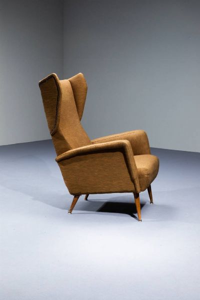 GIO PONTI Milano 1891 - 1979 : Poltrona con imbottitura rivestita in tessuto  gambe in legno con terminali in metallo. Prod. Cassina realizzato per l'Hotel Royal di Napoli anni '50 cm 100x70x65  - Asta Design - Associazione Nazionale - Case d'Asta italiane