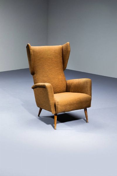 GIO PONTI Milano 1891 - 1979 : Poltrona con imbottitura rivestita in tessuto  gambe in legno con terminali in metallo. Prod. Cassina realizzato per l'Hotel Royal di Napoli anni '50 cm 100x70x65  - Asta Design - Associazione Nazionale - Case d'Asta italiane