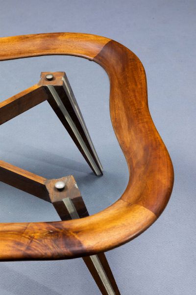 CHISS FILIPPO : Tavolino con supporti in legno laccato  piano in vetro con cornice in legno sagomato. Anni '50 cm 44x68x89  - Asta Design - Associazione Nazionale - Case d'Asta italiane