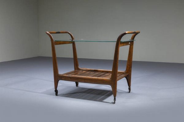 MARIO PASSANTI : Carrellino in legno di noce  piano in vetro molato. Anni '50 cm 68 5x92x44  - Asta Design - Associazione Nazionale - Case d'Asta italiane