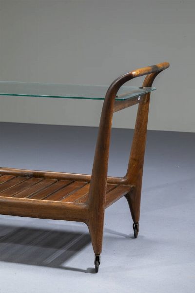 MARIO PASSANTI : Carrellino in legno di noce  piano in vetro molato. Anni '50 cm 68 5x92x44  - Asta Design - Associazione Nazionale - Case d'Asta italiane