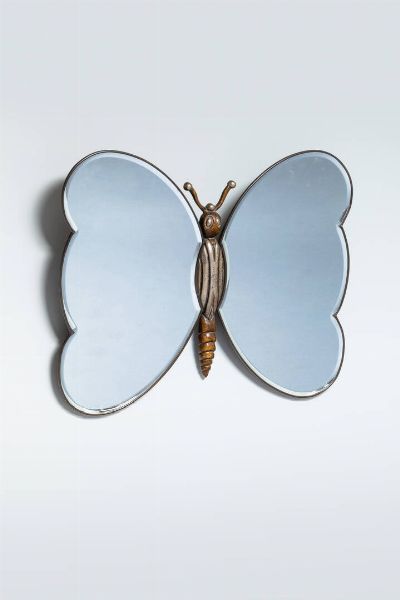 PRODUZIONE ITALIANA : Specchio a forma di farfalla in legno tornito  bordo in ottone. Anni '40 cm 61x80x2 5  - Asta Design - Associazione Nazionale - Case d'Asta italiane