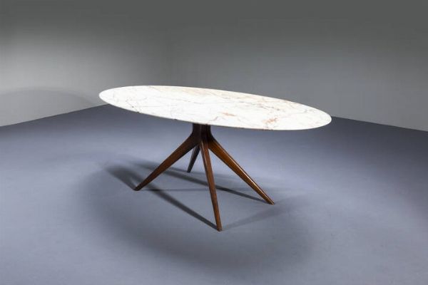 PRODUZIONE ITALIANA : Grande tavolo con gambe in legno a forma geometrica   piano ovale in marmo. Anni '50 cm 74x203x100  - Asta Design - Associazione Nazionale - Case d'Asta italiane