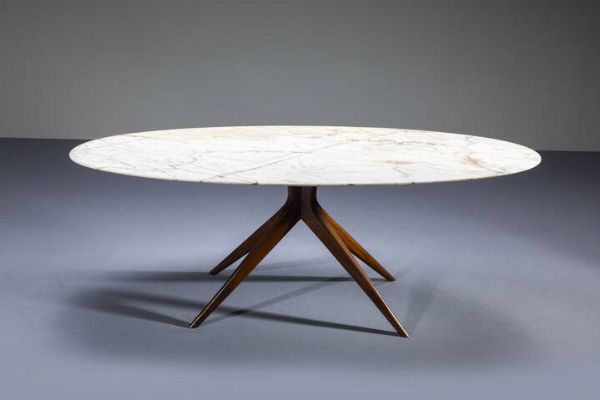 PRODUZIONE ITALIANA : Grande tavolo con gambe in legno a forma geometrica   piano ovale in marmo. Anni '50 cm 74x203x100  - Asta Design - Associazione Nazionale - Case d'Asta italiane
