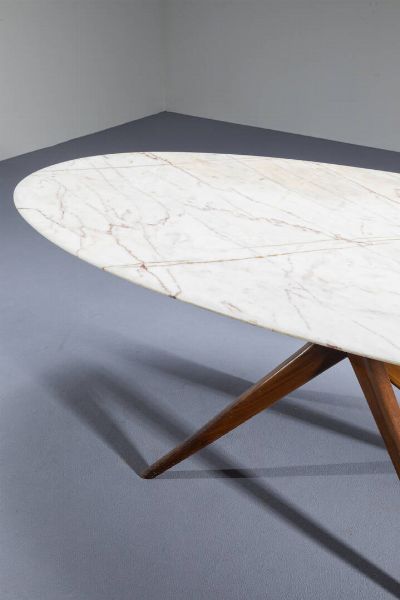 PRODUZIONE ITALIANA : Grande tavolo con gambe in legno a forma geometrica   piano ovale in marmo. Anni '50 cm 74x203x100  - Asta Design - Associazione Nazionale - Case d'Asta italiane