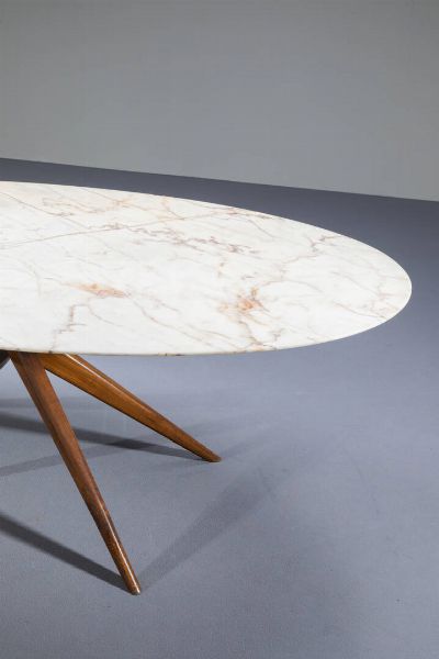 PRODUZIONE ITALIANA : Grande tavolo con gambe in legno a forma geometrica   piano ovale in marmo. Anni '50 cm 74x203x100  - Asta Design - Associazione Nazionale - Case d'Asta italiane