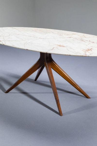 PRODUZIONE ITALIANA : Grande tavolo con gambe in legno a forma geometrica   piano ovale in marmo. Anni '50 cm 74x203x100  - Asta Design - Associazione Nazionale - Case d'Asta italiane