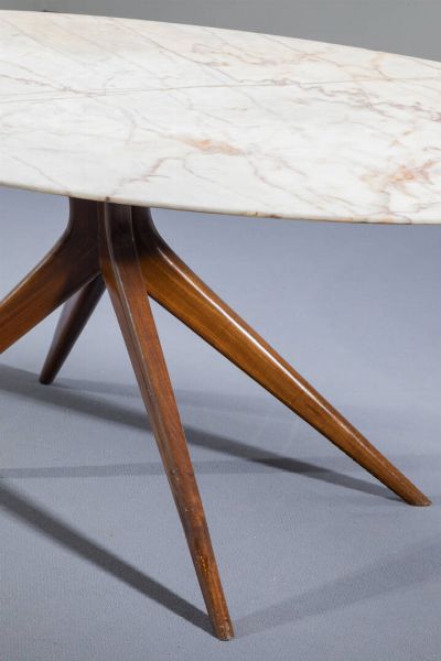 PRODUZIONE ITALIANA : Grande tavolo con gambe in legno a forma geometrica   piano ovale in marmo. Anni '50 cm 74x203x100  - Asta Design - Associazione Nazionale - Case d'Asta italiane