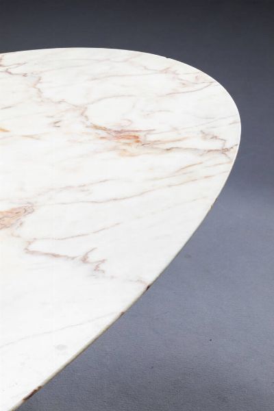 PRODUZIONE ITALIANA : Grande tavolo con gambe in legno a forma geometrica   piano ovale in marmo. Anni '50 cm 74x203x100  - Asta Design - Associazione Nazionale - Case d'Asta italiane