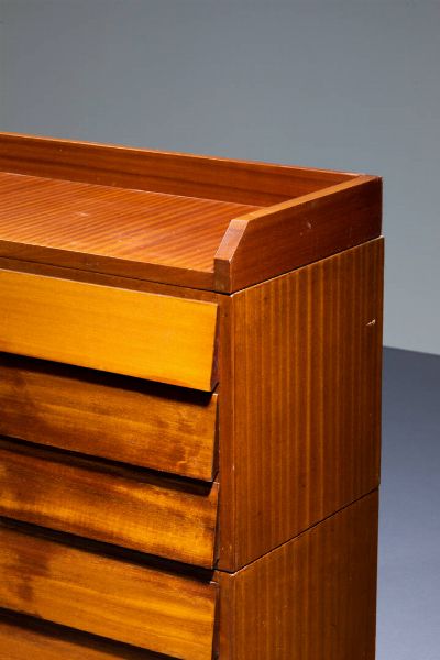 SCHIROLLI : Mobile cassettiera con struttura in legno impiallacciato. gambe in ottone   Anni '50  Etichetta del Produttore. cm 105x130x42  - Asta Design - Associazione Nazionale - Case d'Asta italiane