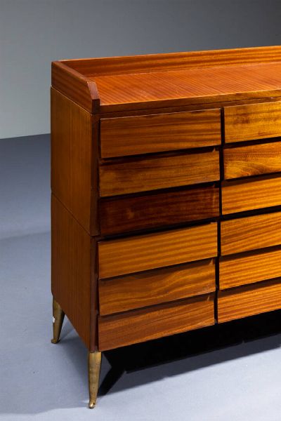 SCHIROLLI : Mobile cassettiera con struttura in legno impiallacciato. gambe in ottone   Anni '50  Etichetta del Produttore. cm 105x130x42  - Asta Design - Associazione Nazionale - Case d'Asta italiane