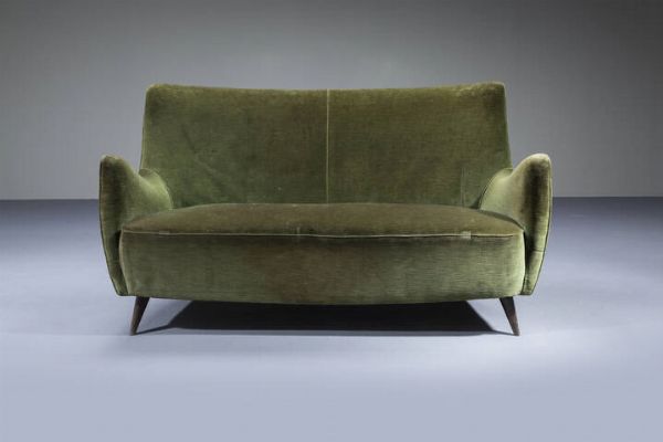 I.S.A : Divanetto con struttura in legno  imbottitura rivestita in velluto. Prod. ISA anni '50 cm 83x140x75  - Asta Design - Associazione Nazionale - Case d'Asta italiane