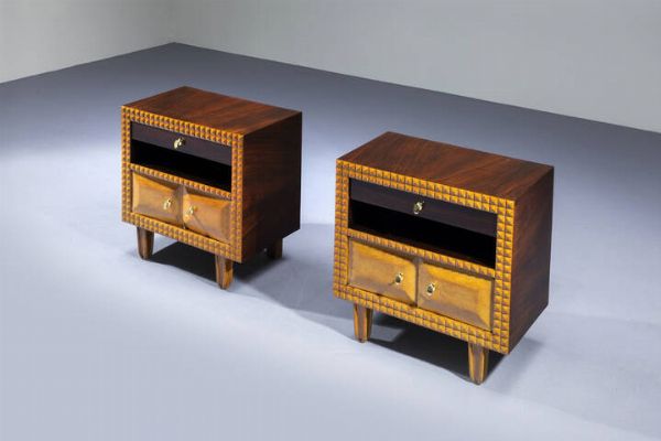 PAOLO BUFFA  nello stile di : Coppia di comodini in legni di varie essenze  cornice in legno scolpito. Anni '50 cm 59x36x59  - Asta Design - Associazione Nazionale - Case d'Asta italiane
