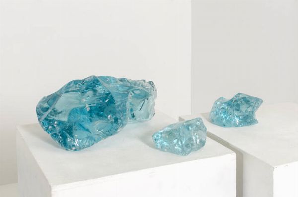 FONTANA ARTE  nello stile di : Tre fermacarte in vetro massello colorato. Anni '60 rispettivamente cm 8x10x8  8x12x12  16x35x20  - Asta Design - Associazione Nazionale - Case d'Asta italiane