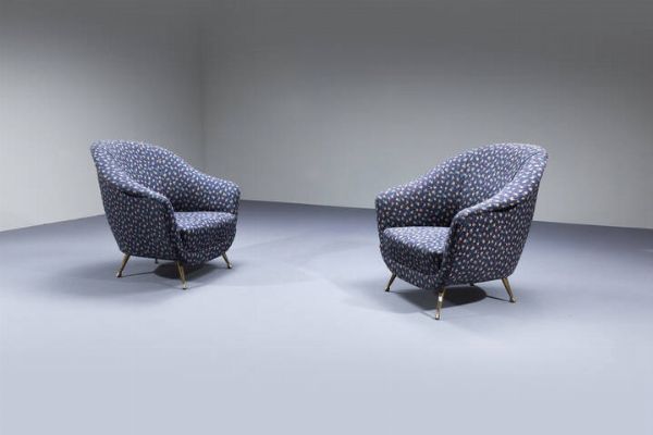 PRODUZIONE ITALIANA : Coppia di poltrone con imbottitura rivestita in tessuto  gambe in ottone. Anni '50 cm 78x55x63  - Asta Design - Associazione Nazionale - Case d'Asta italiane