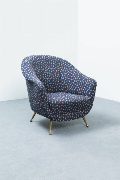 PRODUZIONE ITALIANA : Coppia di poltrone con imbottitura rivestita in tessuto  gambe in ottone. Anni '50 cm 78x55x63  - Asta Design - Associazione Nazionale - Case d'Asta italiane