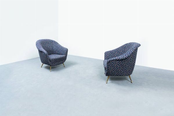 PRODUZIONE ITALIANA : Coppia di poltrone con imbottitura rivestita in tessuto  gambe in ottone. Anni '50 cm 78x55x63  - Asta Design - Associazione Nazionale - Case d'Asta italiane