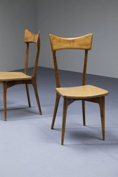 ICO PARISI : Cinque sedie con struttura in legno  sedute imbottite rivestite in skai. Anni '50 cm 93x46x44  - Asta Design - Associazione Nazionale - Case d'Asta italiane