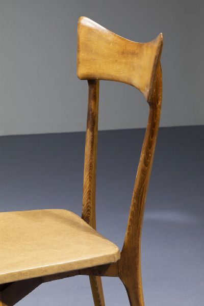 ICO PARISI : Cinque sedie con struttura in legno  sedute imbottite rivestite in skai. Anni '50 cm 93x46x44  - Asta Design - Associazione Nazionale - Case d'Asta italiane