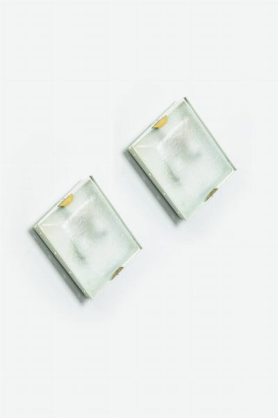 STILNOVO : Coppia di lampade a muro in metallo verniciato  ottone e vetro satinato effetto ghiaccio. Anni'50 cm 8x24x20.  - Asta Design - Associazione Nazionale - Case d'Asta italiane
