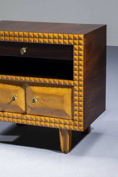 PAOLO BUFFA  nello stile di : Coppia di comodini in legni di varie essenze  cornice in legno scolpito. Anni '50 cm 59x36x59  - Asta Design - Associazione Nazionale - Case d'Asta italiane
