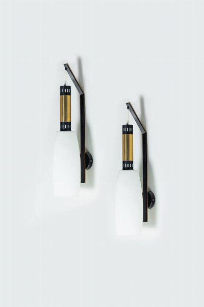 STILNOVO : Coppia di lampade a muro in ottone e vetro. Anni '50 h cm 59  - Asta Design - Associazione Nazionale - Case d'Asta italiane