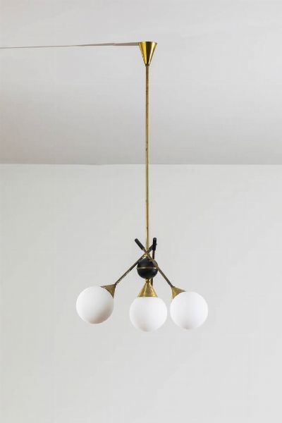 STILNOVO : Lampadario con struttura in ottone e diffusori sferici in vetro opalino.  Anni '50  cm 100x50  - Asta Design - Associazione Nazionale - Case d'Asta italiane