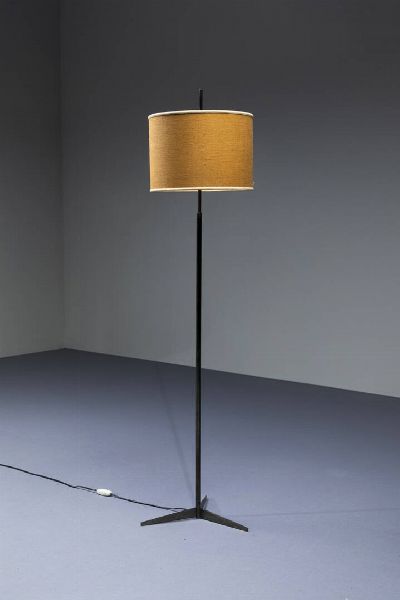 GIUSEPPE OSTUNI : Lampada da terra in metallo  base a tripode. Prod.Oluce anni '50 h cm 157  - Asta Design - Associazione Nazionale - Case d'Asta italiane