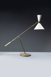 PRODUZIONE ITALIANA : Lampada da terra in metallo verniciato e ottone  diffusore regolabile a doppio cono. Anni '40 h max cm 104  - Asta Design - Associazione Nazionale - Case d'Asta italiane