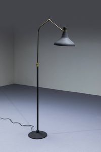 PRODUZIONE ITALIANA - Lampada da terra in metallo verniciato con vernice raggrappente  particolari in ottone. Anni '50 h cm 172