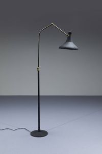 PRODUZIONE ITALIANA : Lampada da terra in metallo verniciato con vernice raggrappente  particolari in ottone. Anni '50 h cm 172  - Asta Design - Associazione Nazionale - Case d'Asta italiane