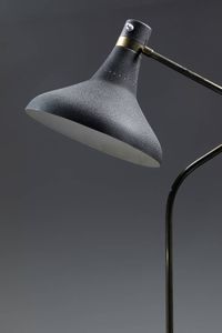 PRODUZIONE ITALIANA : Lampada da terra in metallo verniciato con vernice raggrappente  particolari in ottone. Anni '50 h cm 172  - Asta Design - Associazione Nazionale - Case d'Asta italiane