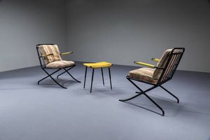 PRODUZIONE ITALIANA : Coppia di poltrone con pouff in ferro laccato e materiale plastico  cuscini imbottiti rivestiti in tessuto. Anni '50 poltrone cm 83x70x70 pouff 51x32x44  - Asta Design - Associazione Nazionale - Case d'Asta italiane