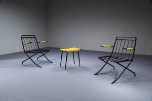 PRODUZIONE ITALIANA : Coppia di poltrone con pouff in ferro laccato e materiale plastico  cuscini imbottiti rivestiti in tessuto. Anni '50 poltrone cm 83x70x70 pouff 51x32x44  - Asta Design - Associazione Nazionale - Case d'Asta italiane