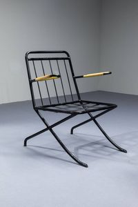 PRODUZIONE ITALIANA : Coppia di poltrone con pouff in ferro laccato e materiale plastico  cuscini imbottiti rivestiti in tessuto. Anni '50 poltrone cm 83x70x70 pouff 51x32x44  - Asta Design - Associazione Nazionale - Case d'Asta italiane