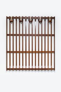 PRODUZIONE ITALIANA - Appendiabiti composto da listelli in legno. Anni '50 cm 150x135x8