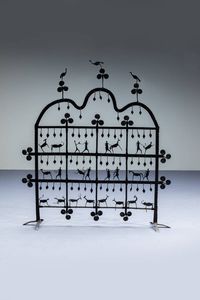 ATELIER MAROLLES : Pannello decorativo in ferro battuto con decorazioni di figure primitive stilizzate. Anni '60 cm 125x113 5  - Asta Design - Associazione Nazionale - Case d'Asta italiane