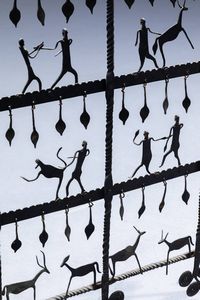 ATELIER MAROLLES : Pannello decorativo in ferro battuto con decorazioni di figure primitive stilizzate. Anni '60 cm 125x113 5  - Asta Design - Associazione Nazionale - Case d'Asta italiane