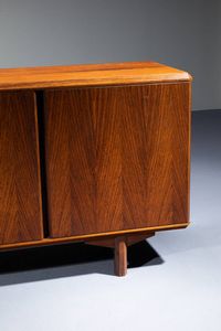 PRODUZIONE ITALIANA : Sideboard in legno  fronte a quattro ante. Anni '70 cm 85x211x49  - Asta Design - Associazione Nazionale - Case d'Asta italiane