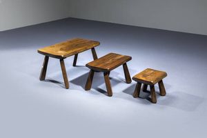 PRODUZIONE ITALIANA - Tre tavolini impilabili in legno massello. Anni '50 rispettivamente cm 38x67x37  30x47x28  24x31x23