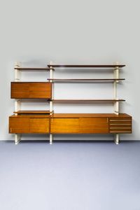 AMMA - Libreria con montanti in legno laccato  moduli in legno con particolari in ottone. Anni '60 cm 237x330x52