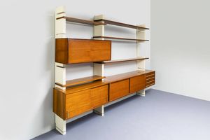 AMMA : Libreria con montanti in legno laccato  moduli in legno con particolari in ottone. Anni '60 cm 237x330x52  - Asta Design - Associazione Nazionale - Case d'Asta italiane