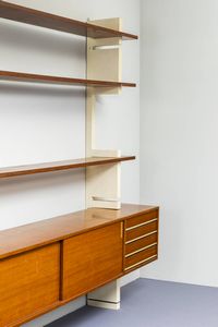 AMMA : Libreria con montanti in legno laccato  moduli in legno con particolari in ottone. Anni '60 cm 237x330x52  - Asta Design - Associazione Nazionale - Case d'Asta italiane