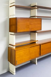 AMMA : Libreria con montanti in legno laccato  moduli in legno con particolari in ottone. Anni '60 cm 237x330x52  - Asta Design - Associazione Nazionale - Case d'Asta italiane