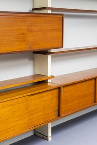 AMMA : Libreria con montanti in legno laccato  moduli in legno con particolari in ottone. Anni '60 cm 237x330x52  - Asta Design - Associazione Nazionale - Case d'Asta italiane