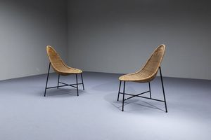 KERTIN HORLIN HOLMQUIST - Coppia di poltrone con struttura in metallo verniciato  scocca in vimini intrecciato. Prod. Nordiska Kompaniet  [..]