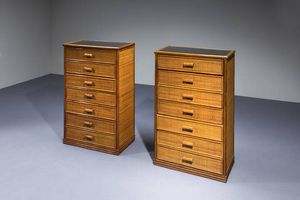 PRODUZIONE ITALIANA - Due cassettiere a settimino con struttura in vimini e bamboo  piani in vetro specchiato. Anni '70 rispettivamente  [..]